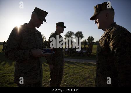 Erster Sergeant Frank B. Kammer, ein Marine, Special Purpose Marine Air Ground Task Force-Crisis Response-Africa, isst das erste Stück Kuchen während einer cake Cutting in der Feier des 241. Geburtstag der US Marine Corps" in Morón, Spanien, 10. November 2016 statt. Eine altehrwürdige Tradition, die Geburtstagsfeier verkörpert Esprit de Corps und die stolze Geschichte von denen, die vor uns das Marine Corps warfighting Ethos veranschaulicht. Stockfoto