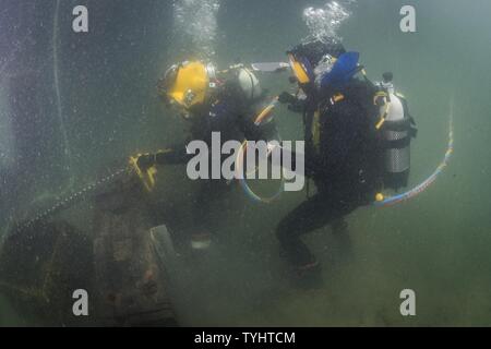 Australien (Nov. 10, 2016) Leutnant Scott Kendrick und Chief Petty Officer Ryan Pollard, sowohl für Mobile Tauchen retten (MDSU) 1, Praxis unterwasser Kettensäge Fähigkeiten während der Übung Dugong 2016, in Sydney, Australien. Dugong ist ein bi-laterale U.S Navy und der Royal Australian Navy Training übung, die taktische Ebene US-Komponente Integration, Kapazität und Interoperabilität mit australischen Spiel Diving Team (AUSCDT) ein. Stockfoto