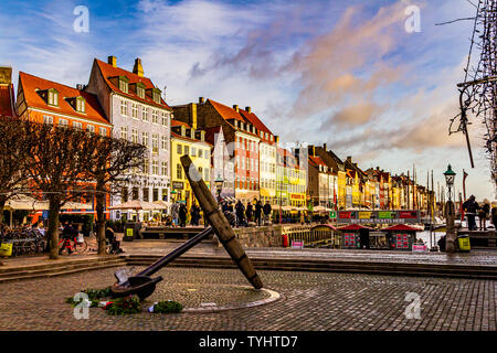 Nyhavn, aus dem 17. Jahrhundert Kanal und Hafen, mit dem Denkmal Anker für zweiten Weltkrieg Segler, in Kopenhagen, Dänemark. 2019. Stockfoto