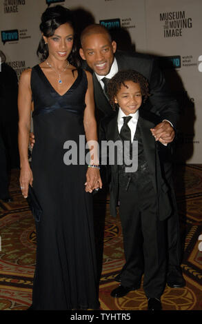 Schauspieler Will Smith und seine Frau/Schauspielerin Jada Pinkett Smith und Sohn Jaden besuchen das Museum 2006 des bewegten Bildes Gruß zu Will Smith in New York am 3. Dezember 2006. (UPI Foto/Ezio Petersen) Stockfoto