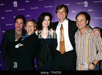 (Von links nach rechts): Roger Bart, Dennis Christopher, Julianna Margulies, Peter Krause und Kevin Pollak Ankommen bei der Premiere der Sci-Fi Channel "The Lost Room" an der Stone Rose Restaurant im Time Warner Center in New York am 7. Dezember 2006. (UPI Foto/Laura Cavanaugh) Stockfoto