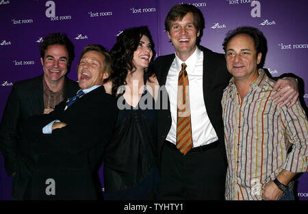 (Von links nach rechts): Roger Bart, Dennis Christopher, Julianna Margulies, Peter Krause und Kevin Pollak Ankommen bei der Premiere der Sci-Fi Channel "The Lost Room" an der Stone Rose Restaurant im Time Warner Center in New York am 7. Dezember 2006. (UPI Foto/Laura Cavanaugh) Stockfoto