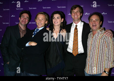 (Von links nach rechts): Roger Bart, Dennis Christopher, Julianna Margulies, Peter Krause und Kevin Pollak Ankommen bei der Premiere der Sci-Fi Channel "The Lost Room" an der Stone Rose Restaurant im Time Warner Center in New York am 7. Dezember 2006. (UPI Foto/Laura Cavanaugh) Stockfoto