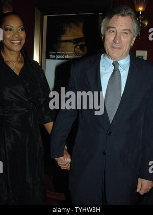 Schauspieler Robert DeNiro und seine Frau Grace kommen für die New York World Premiere des Films "Der gute Hirte", die er produziert, Regie und Sterne in am 11. Dezember 2006. (UPI Foto/Ezio Petersen) Stockfoto