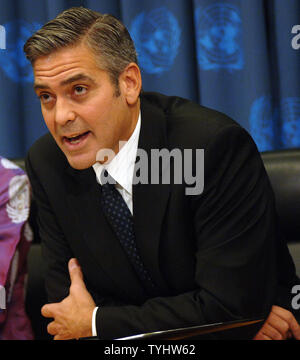 Schauspieler George Clooney trifft sich mit den Medien der Vereinten Nationen am 15. Dezember 2006 seine letzten Reisen nach China und Ägypten dieser Länder Hilfe im Namen der sudanesischen Region Darfur, die Leiden von Völkermord zu gewinnen, zu diskutieren. (UPI Foto/Ezio Petersen) Stockfoto