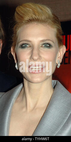 Schauspielerin Cate Blanchett kommt für die New York Premiere ihres neuen Films "Notizen auf einem Skandal" am 18. Dezember 2006. (UPI Foto/Ezio Petersen) Stockfoto