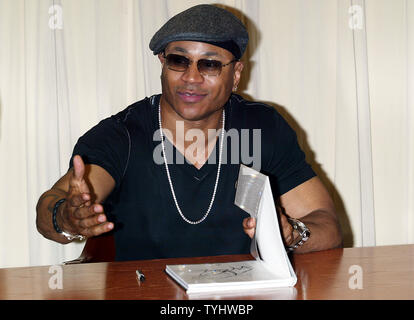 LL Cool J Zeichen Exemplare seines neuen Buches'LlCool J Platinum Workout' bei Barnes & Noble in New York am 3. Januar 2007. (UPI Foto/Laura Cavanaugh) Stockfoto