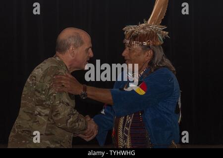 Us-Armee Generalmajor Paul Benenati, U.S. Army Training und Lehre Befehl Stellvertretender Chef des Stabes, schüttelt Hände mit Walter D. "Red Hawk" Brown II, Cheroenhaka (Nottoway) indische Stamm Chief, während der Nationalen American Indian Heritage Monat Veranstaltung im Joint Base Langley-Eustis, Va., Nov. 10, 2016. Braun in den Ruhestand nach 28 Jahren im Dienst der US-Armee nach Abschluss der Touren der Aufgabe in Deutschland, Griechenland, der Türkei, Korea und Japan. Braun ist auch ein Veteran des Vietnam Krieges und der Operation Desert Storm. Stockfoto