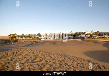 Maspalomas, Gran Canaria, Spanien - 05. Januar 2018. Blick auf Hotel RIU von Dünen von Maspalomas am frühen Morgen. Stockfoto