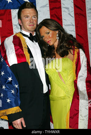 Madame Tussauds' stellt David und Victoria Beckham Wachsfiguren in der amerikanischen Flaggen gehüllt und 'begrüßt' von Präsident Bush (Wachs Abbildung) bei Madame Tussauds in New York am 23. Januar 2007. (UPI Foto/Laura Cavanaugh) Stockfoto