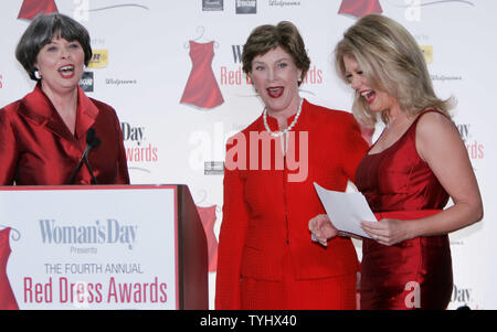 Jane Chesnutt, Links, Herausgeber und Leiter der Tag der Frauen zeitschrift, First Lady Laura Bush, Mitte und Unterhaltung heute Abend host Mary Hart-Aktie ein Lachen während der vierten jährlichen rotes Kleid Tag Award, wo Bush am 1. Februar 2007 in New York City geehrt wird. Die Auszeichnung wird an diejenigen, die das Herz Wahrheit Kampagne das Bewusstsein über cardo-vaskuläre Erkrankung, ist der Mörder der Nr. eine unter Frauen geholfen haben, vorgestellt. (UPI Foto/Monika Graff) Stockfoto