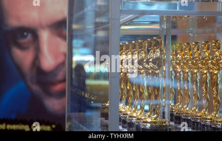 Ein Bild des Schauspielers Anthony Hopkins im Charakter als Hannibal Lecter Altersgenossen aus hinter dem Gehäuse mit 50 Oscar Statuetten, die auf der Ausstellung in New York, bis zum 25. Februar 2007 auf dem 79. jährlichen Academy Awards in Los Angeles vorgestellt. (UPI Foto/Ezio Petersen) Stockfoto