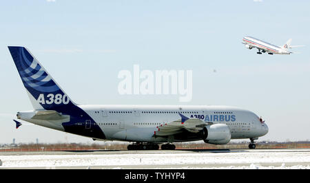 Die Lufthansa Airbus A380 Taxis entlang einer Landebahn als ein anderes Flugzeug am JFK International Airport dauert wie den Airbus der erste offizielle US-Landung am 19. März 2007 in New York City macht. Der Flughafen hatte 200 Mio. $ zu verbringen, um Upgrades für die Super jumbo Ebene, die über 500 Passagiere, wie z. B. Ausweitung der Rollwege, die Stärkung von Brücken und Gebäude ein doppeldecker Docking-bereich unterbringen kann. (UPI Foto/Monika Graff) Stockfoto