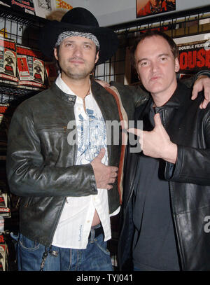 Regisseur Robert Rodriguez (L) und Schauspieler und Regisseur Quentin Tarantino Pose an Hanley's Universum Book Store beim Signieren Kopien ihrer Buch auf ihren neuen Film "GrindHouse" am 31. März 2007 in New York. (UPI Foto/Ezio Petersen) Stockfoto