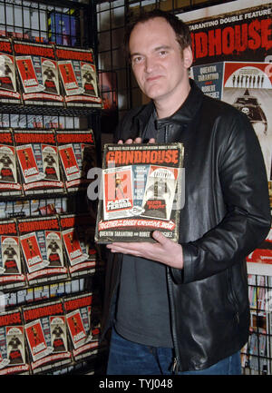 Direktor - Schauspieler Quentin Tarantino stellt an Hanley's Universum Book Store beim Signieren Exemplare des Buches auf seinen neuen Film "Grindhouse" am 31. März 2007 in New York. (UPI Foto/Ezio Petersen) Stockfoto