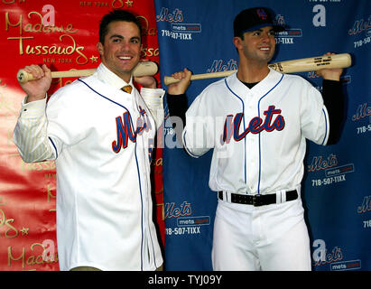 New York Mets" David Wright (L), Spieler der ersten Met in Wachs verewigt zu werden, wirft mit seinem Konterfei bei Madame Tussauds in New York am 10. April 2007. (UPI Foto/Laura Cavanaugh) Stockfoto