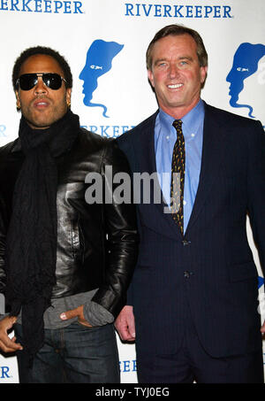 Lenny Kravitz (links) und Robert F. Kennedy Jr. kommen für die Riverkeeper Gala Nutzen Abendessen zu Ehren der Hearst Corporation am Pier 60, Chelsea Piers in New York am 19. April 2007. (UPI Foto/Laura Cavanaugh) Stockfoto