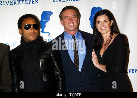 Lenny Kravitz (links) und Robert F. Kennedy jr. und Maria Richardson Kennedy kommen für die Riverkeeper Gala Nutzen Abendessen zu Ehren der Hearst Corporation am Pier 60, Chelsea Piers in New York am 19. April 2007. (UPI Foto/Laura Cavanaugh) Stockfoto