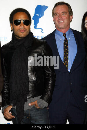 Lenny Kravitz (links) und Robert F. Kennedy Jr. kommen für die Riverkeeper Gala Nutzen Abendessen zu Ehren der Hearst Corporation am Pier 60, Chelsea Piers in New York am 19. April 2007. (UPI Foto/Laura Cavanaugh) Stockfoto