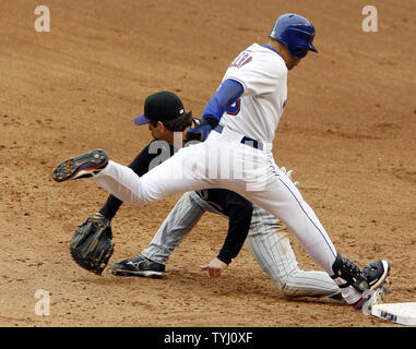 New York Mets Carlos Beltran ist zunächst als Colorado Rockies Todd Helton, erhält den Ball im 9. Inning in Shea Stadium in New York City am 25. April 2007. Die Colorado Rockies besiegten die New York Mets 11-5. (UPI Foto/John angelillo) Stockfoto