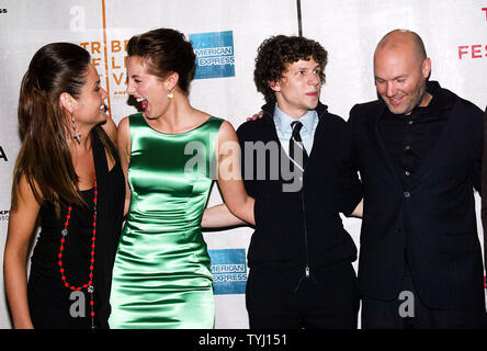 (L - R) Gloria Votsis, Eva Amurri, Jesse Eisenberg und Fred Durst kommen für das Tribeca Film Festival Premiere von "Die Bildung von Charlie Banken bei der Clearview Chelsea Kino in New York am 27. April 2007. (UPI Foto/Laura Cavanaugh) Stockfoto