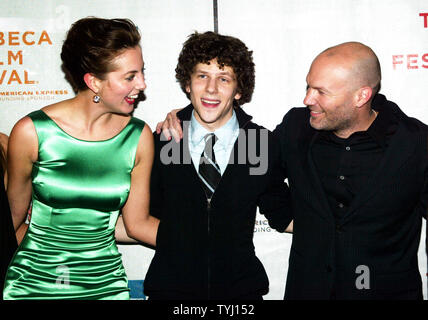 (L - R) Eva Amurri, Jesse Eisenberg und Fred Durst kommen für das Tribeca Film Festival Premiere von "Die Bildung von Charlie Banken bei der Clearview Chelsea Kino in New York am 27. April 2007. (UPI Foto/Laura Cavanaugh) Stockfoto