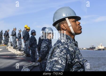 Atlantik (Nov. 10, 2016) Segler Mann die Schienen auf der FOC-le der Arleigh-Burke Zerstörer USS Lassen (DDG82). Lassen ist derzeit auf dem Weg nach New Orleans, La., wo Sie Veteran's Day Wochenende im Hafen verbringen. Stockfoto