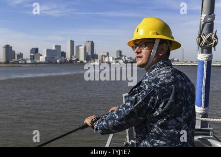 Atlantik (Nov. 10, 2016) Petty Officer 2nd class Matthew Mora steht am Bug des Arleigh-Burke Zerstörer USS Lassen (DDG82). Lassen ist derzeit auf dem Weg nach New Orleans, La., wo Sie Veteran's Day Wochenende im Hafen verbringen. Stockfoto