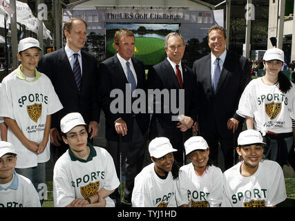 (L - r) Tom Madden, Tim Finchem, Bürgermeister Michael Bloomberg und Robert Wolf sammeln Neben Kindern aus der Police Athletic League beim Stehen vor einem Nachbau des berühmten TPC Sawgrass 17 Loch am Rockefeller Center in New York City am 3. Mai 2007. (UPI Foto/John angelillo) Stockfoto