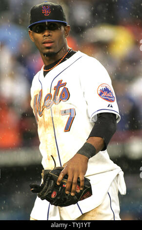 New York Mets shortstop Jose Reyes geht weg das Feld nach dem Mets die New York Yankees 10-7 während Ihres zweiten U-Serie Spiel auf das Shea Stadium in New York am 19. Mai 2007 schlagen. (UPI Foto/Monika Graff) Stockfoto