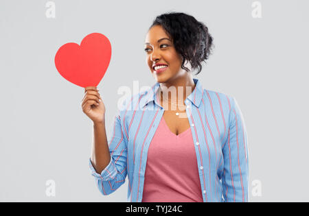 Glückliche afroamerikanische Frau mit roten Herzen Stockfoto