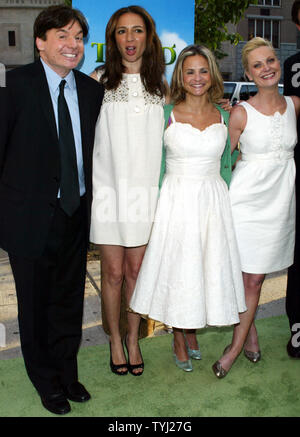 (Von links nach rechts) Mike Myers, Maya Rudolph, Amy Sedaris und Amy Poehler kommen für die Premiere von "Shrek der Dritte" am Clearview Chelsea Theater in New York am 14. Mai 2007. (UPI Foto/Laura Cavanaugh) Stockfoto