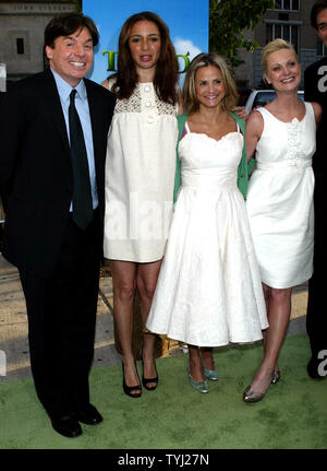 (Von links nach rechts) Mike Myers, Maya Rudolph, Amy Sedaris und Amy Poehler kommen für die Premiere von "Shrek der Dritte" am Clearview Chelsea Theater in New York am 14. Mai 2007. (UPI Foto/Laura Cavanaugh) Stockfoto