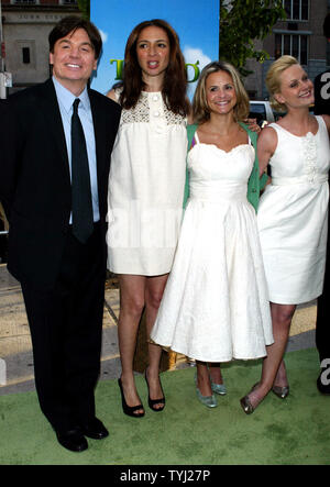 (Von links nach rechts) Mike Myers, Maya Rudolph, Amy Sedaris und Amy Poehler kommen für die Premiere von "Shrek der Dritte" am Clearview Chelsea Theater in New York am 14. Mai 2007. (UPI Foto/Laura Cavanaugh) Stockfoto