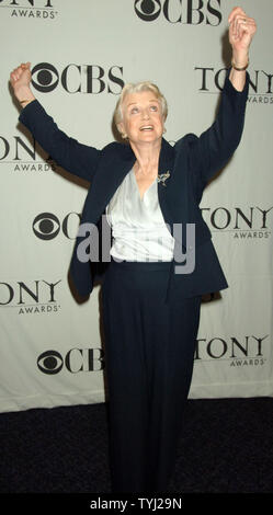 Schauspielerin Angela Lansbury, die für die beste Leistung, die von einem führenden Schauspielerin in einem Theaterstück benannt wird, nimmt an den 2007 Tony Award nominierte Empfang in New York am 16. Mai 2007. (UPI Foto/Ezio Petersen) Stockfoto