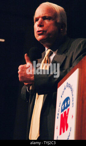 Republikanischen Präsidentschaftskandidaten Senator John McCain (R-AZ) spricht für die Mitglieder des New York State republikanischen Ausschuss auf ihr Abendessen Funktion in New York am 17. Mai 2007 statt. (UPI Foto/Ezio Petersen) Stockfoto