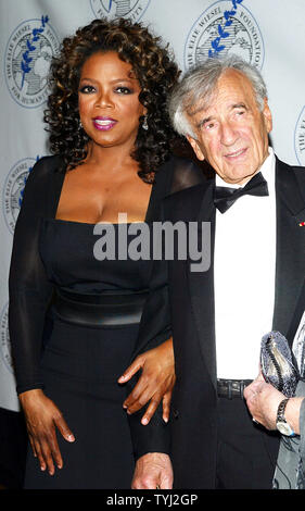 Oprah Winfrey und Elie Wiesel kommen für die Elie Wiesel Stiftung für die Menschheit Gala, die ihr mit dem Humanitarian Award im Waldorf Astoria in New York am 20. Mai 2007 geehrt. (UPI Foto/Laura Cavanaugh) Stockfoto