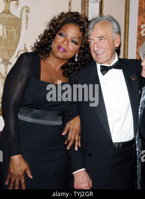 Oprah Winfrey und Elie Wiesel kommen für die Elie Wiesel Stiftung für die Menschheit Gala, die ihr mit dem Humanitarian Award im Waldorf Astoria in New York am 20. Mai 2007 geehrt. (UPI Foto/Laura Cavanaugh) Stockfoto