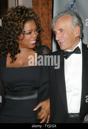 Oprah Winfrey und Elie Wiesel kommen für die Elie Wiesel Stiftung für die Menschheit Gala, die ihr mit dem Humanitarian Award im Waldorf Astoria in New York am 20. Mai 2007 geehrt. (UPI Foto/Laura Cavanaugh) Stockfoto