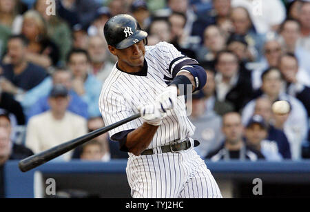 New York Yankees Alex Rodriguez verbindet mit der Kugel und schlägt ein 2 run Homer im ersten Inning gegen die Boston Red Sox Tim Wakefield an Yankees Stadion in New York City am 21. Mai 2007. (UPI Foto/John angelillo) Stockfoto