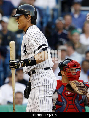 New York Yankees Hideki Matsui reagiert, nachdem heraus schlug im ersten Inning gegen die Boston Red Sox Tim Wakefield an Yankees Stadion in New York City am 21. Mai 2007. (UPI Foto/John angelillo) Stockfoto