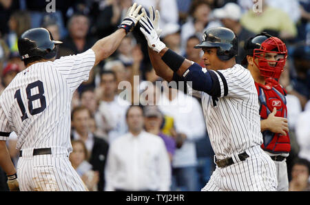 New York Yankees Alex Rodriguez slaps Hände mit Johnny Damon (18) Nach zwei schlagend Homer laufen während der Boston Red Sox, Doug Mirabelli seine Brust im ersten Inning an Yankees Stadion in New York City am 21. Mai 2007 halten. (UPI Foto/John angelillo) Stockfoto