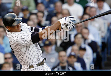 New York Yankees Alex Rodriguez folgt durch nach zwei schlagend lassen Sie Homer im ersten Inning gegen die Boston Red Sox Tim Wakefield an Yankees Stadion in New York City am 21. Mai 2007. (UPI Foto/John angelillo) Stockfoto