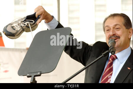 Andrew Liveris, Präsident und CEO der Dow Chemical Company und Sponsor der 'Blue Planet Run 2007" hält seine Laufschuhe, während die Ziele des Projekts auf einer Pressekonferenz der Vereinten Nationen in New York hielt am 1. Juni 2007. (UPI Foto/Ezio Petersen) Stockfoto