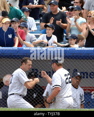 New York Yankees Krug Roger Clemens #22 erhält Glückwünsche von teamkollege Josh Phelphs nach Pitching 6 komplette Innings gegen die Piraten in seinem Debüt gegen die Pittsburgh Pirates im Yankee Stadium am 9. Juni 2007. New York beat Pittsburgh 9-3, Clemens den Sieg in seinem ersten Auftritt des Jahres. (UPI Foto/Ezio Petersen) Stockfoto