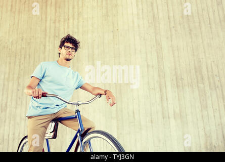 junge Hipster Mann reitet festen Gang Fahrrad Stockfoto