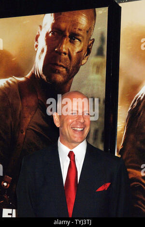 Schauspieler Bruce Willis kommt für die Premiere seines neuesten Films "In Freiheit leben oder sterben Hart' in der New Yorker Radio City Music Hall am 22. Juni 2007. (UPI Foto/Ezio Petersen) Stockfoto