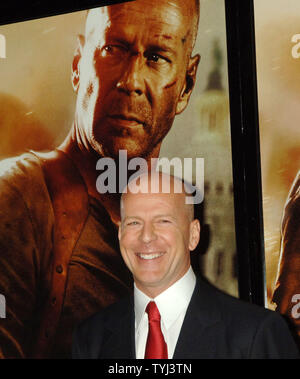 Schauspieler Bruce Willis kommt für die Premiere seines neuesten Films "In Freiheit leben oder sterben Hart' in der New Yorker Radio City Music Hall am 22. Juni 2007. (UPI Foto/Ezio Petersen) Stockfoto