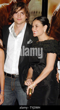 Schauspieler Ashton Kutcher und Frau Schauspielerin Demi Moore kommen bei der Premiere von "Lebe frei oder Hart', die in der New Yorker Radio City Music Hall am 22. Juni 2007 debütierte Sterben. (UPI Foto/Ezio Petersen) Stockfoto