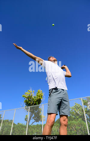 Tennis Player, das Spielen im Freien Sport. Menschen dienen mit Tennis Ball werfen. Männliche Athlet Training üben im Freien im Sommer. Stockfoto